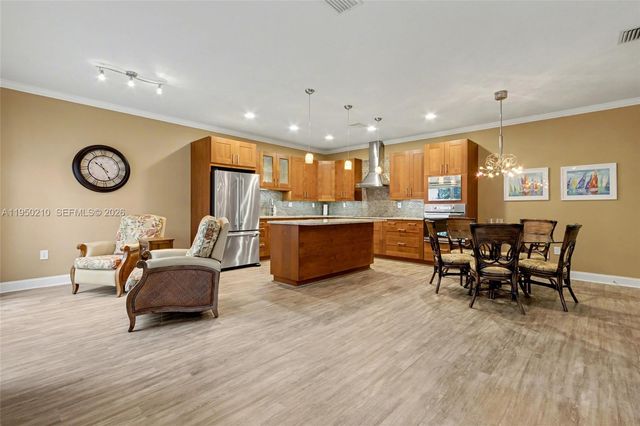 1140 Canella Ln, Hollywood, FL 33019