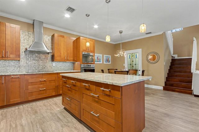 1140 Canella Ln, Hollywood, FL 33019