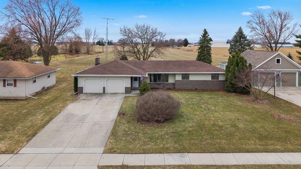 820 E Center Street, Juneau, WI 53039