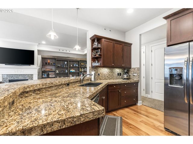 707 N HAYDEN ISLAND Dr 227, Portland, OR 97217