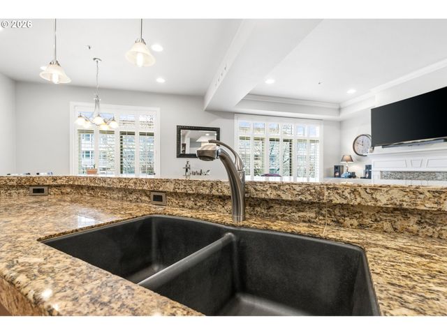 707 N HAYDEN ISLAND Dr 227, Portland, OR 97217