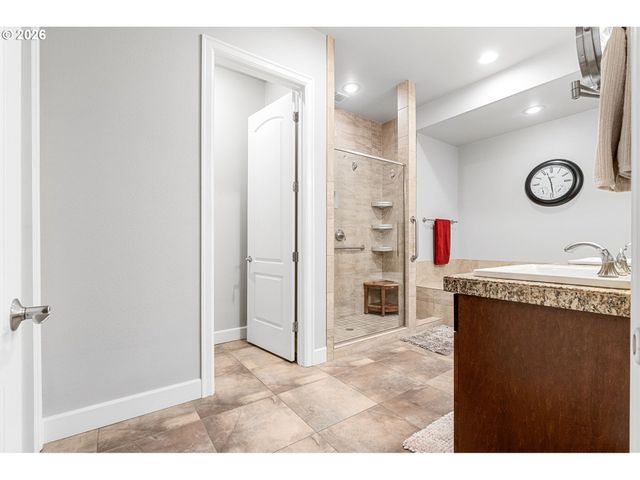 707 N HAYDEN ISLAND Dr 227, Portland, OR 97217