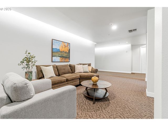 707 N HAYDEN ISLAND Dr 227, Portland, OR 97217