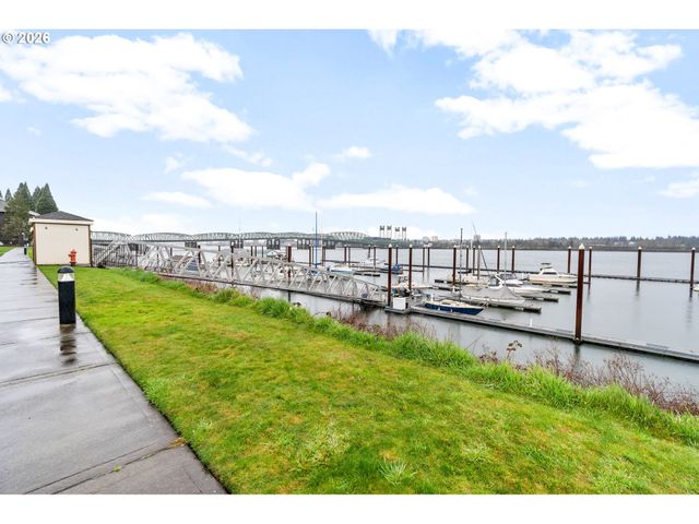 707 N HAYDEN ISLAND Dr 227, Portland, OR 97217