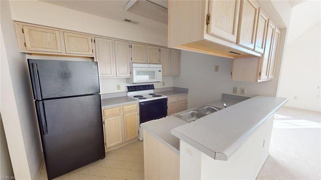 316 S Hill LN, Chesapeake, VA 23322