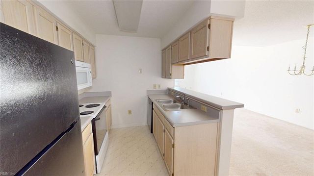 316 S Hill LN, Chesapeake, VA 23322