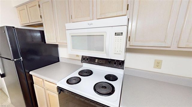 316 S Hill LN, Chesapeake, VA 23322