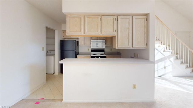 316 S Hill LN, Chesapeake, VA 23322