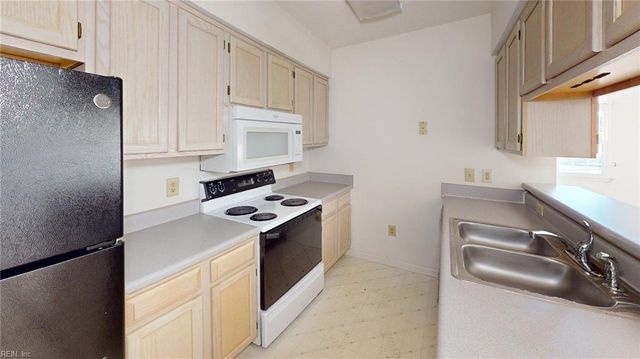 316 S Hill LN, Chesapeake, VA 23322