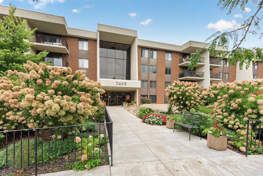 2465 Londin Lane E 212, Maplewood, MN 55119 — exterior