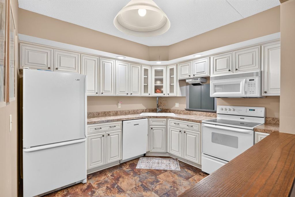 2465 Londin Lane E 212, Maplewood, MN 55119 — photo 3