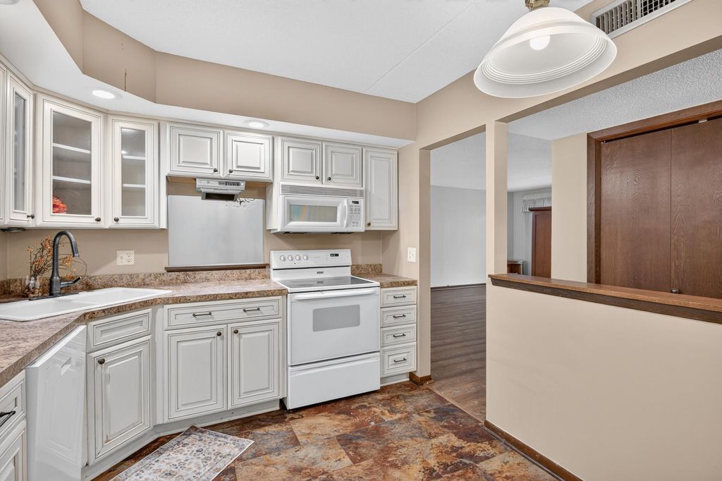 2465 Londin Lane E 212, Maplewood, MN 55119 — photo 5