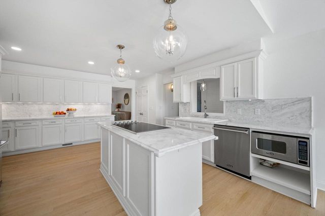 13334 N Lakewood DRIVE, Mequon, WI 53097