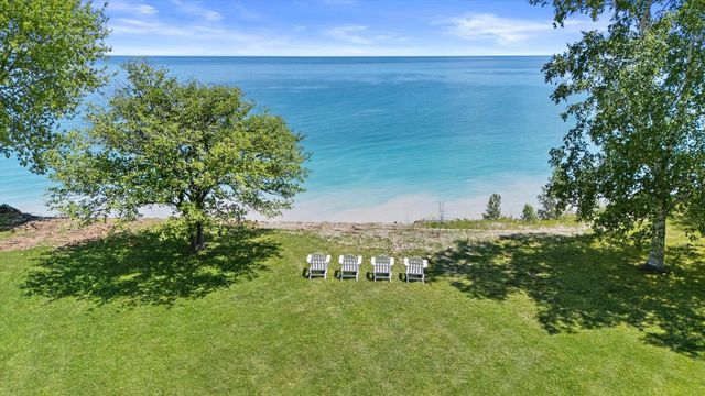 13334 N Lakewood DRIVE, Mequon, WI 53097