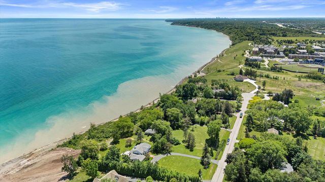 13334 N Lakewood DRIVE, Mequon, WI 53097