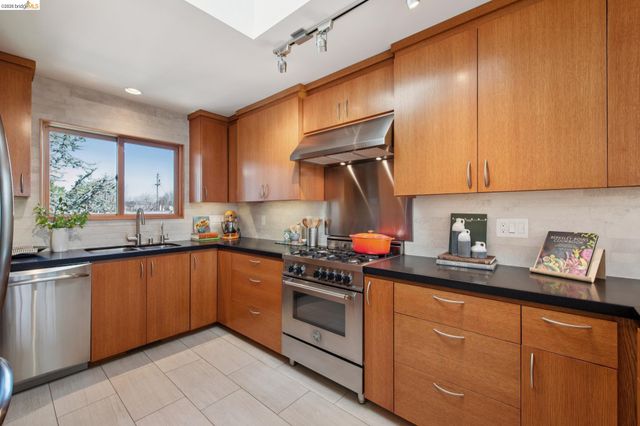 1260 63Rd St, Emeryville, CA 94608