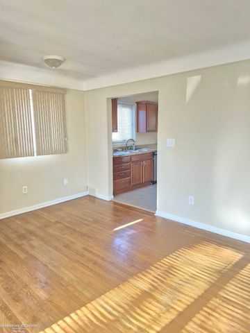 22431 Euclid Street, Saint Clair Shores, MI 48082