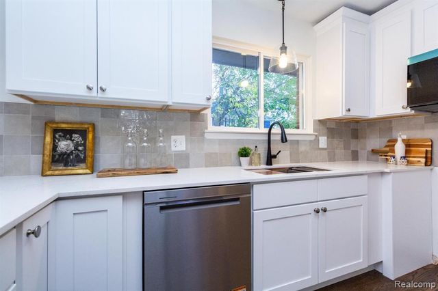 19332 Beverly Road, Beverly Hills, MI 48025