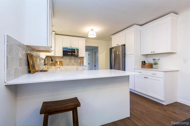 19332 Beverly Road, Beverly Hills, MI 48025