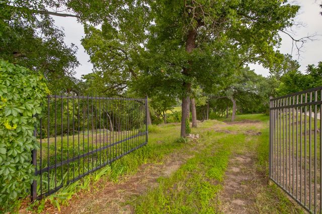 501 Nursery Lane, Fort Worth, TX 76114