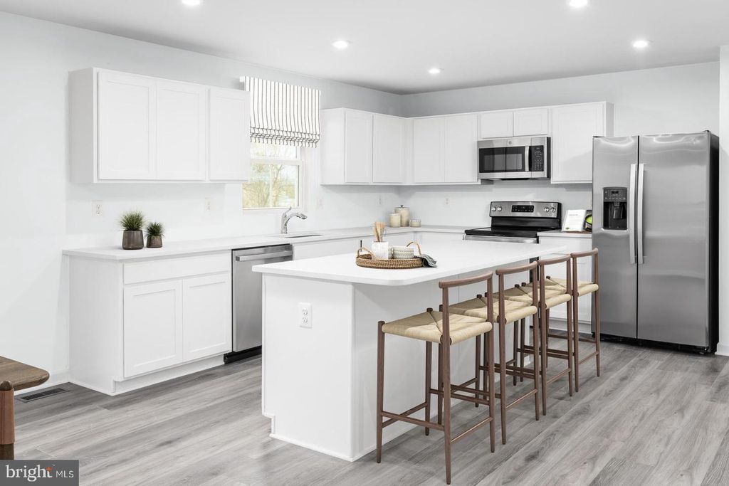 6813 MUTUAL CT, Inwood, WV 25428