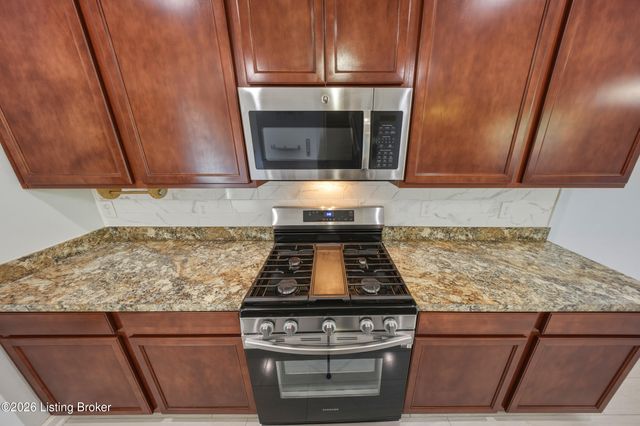 12103 Parkview Trace Dr, Louisville, KY 40229