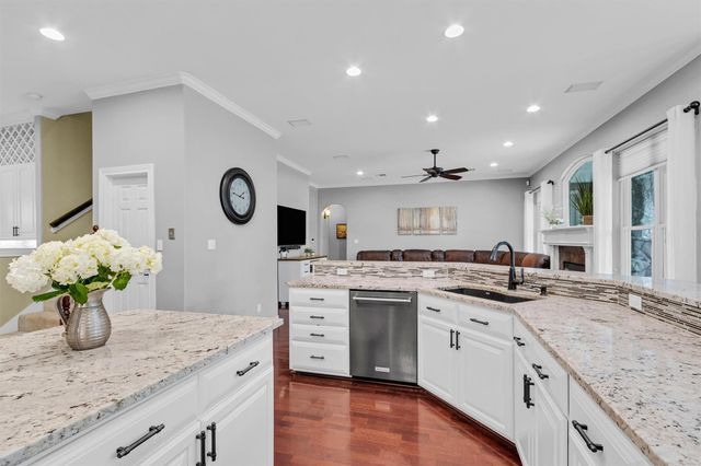 9726 Crestwater Circle, Magnolia, TX 77354