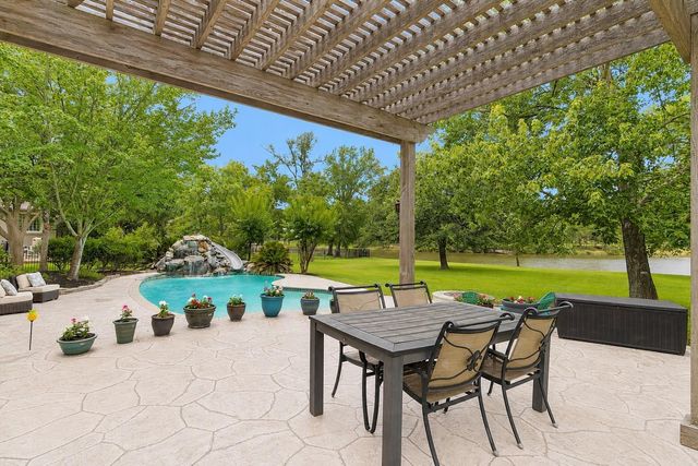 9726 Crestwater Circle, Magnolia, TX 77354