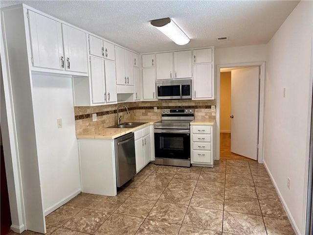 108 Hilltop Circle, Stockbridge, GA 30281