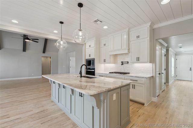 11248 S 220th East Avenue, Broken Arrow, OK 74014