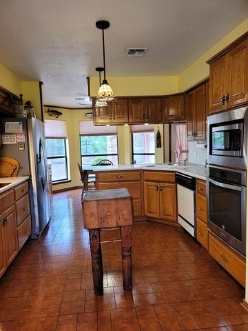 1441 N Gloucester Pt, Kerrville, TX 78028