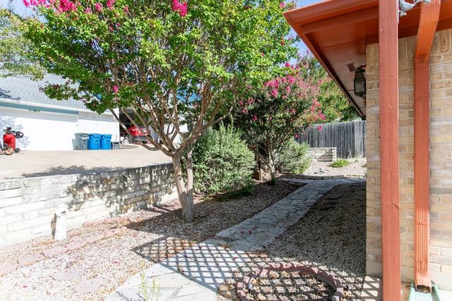 1441 N Gloucester Pt, Kerrville, TX 78028