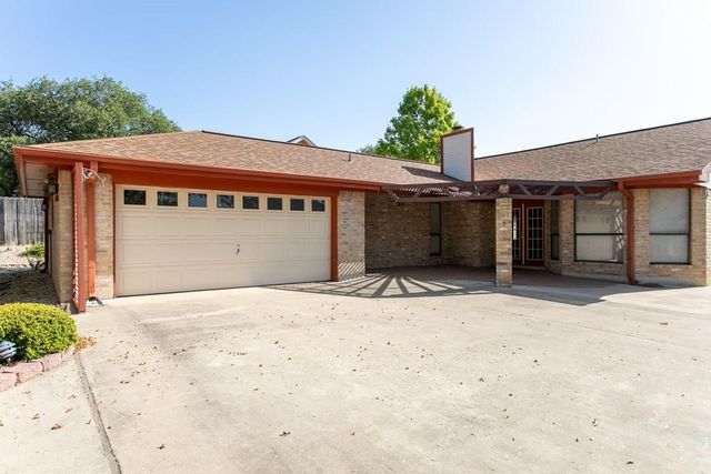 1441 N Gloucester Pt, Kerrville, TX 78028