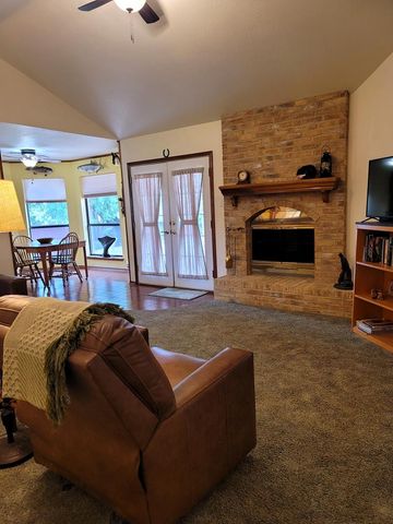 1441 N Gloucester Pt, Kerrville, TX 78028