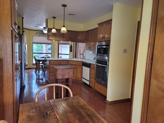 1441 N Gloucester Pt, Kerrville, TX 78028