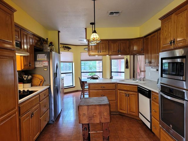 1441 N Gloucester Pt, Kerrville, TX 78028