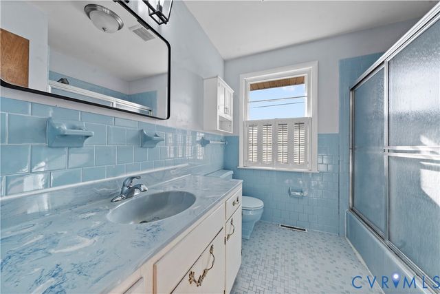 702 Charles Ave, Colonial Heights, VA 23834