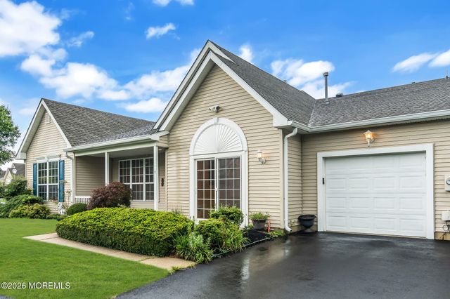 11 Deerchase Lane, Lakewood, NJ 08701