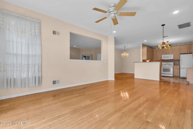 11 Deerchase Lane, Lakewood, NJ 08701