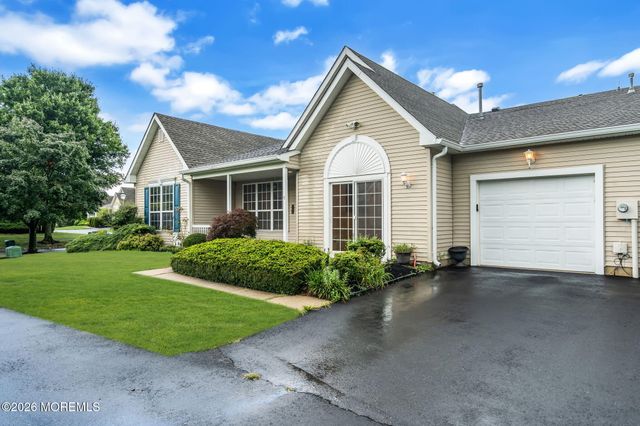 11 Deerchase Lane, Lakewood, NJ 08701