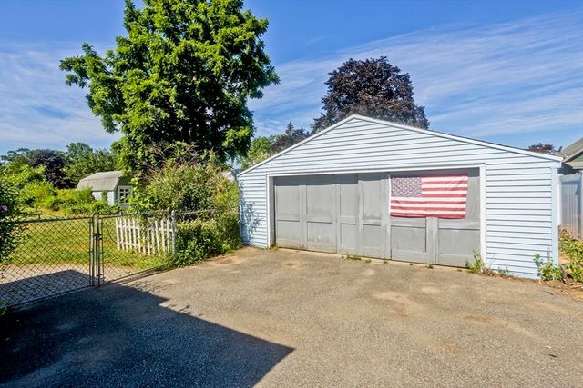 34 Wildermere St, Chicopee, MA 01020