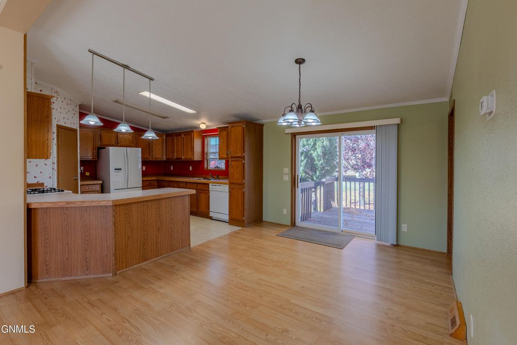 3832 Avondale Drive, Bismarck, ND 58503 photo 5