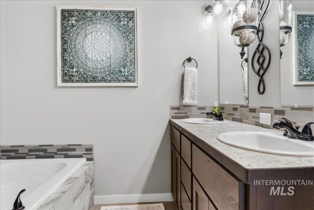 616 22nd Ave E, Jerome, ID 83338