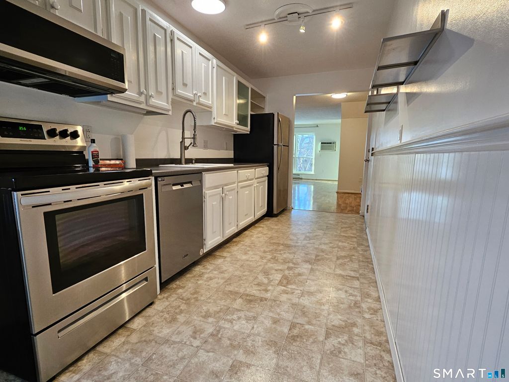 48 Wellington Drive 48, Farmington, CT 06032