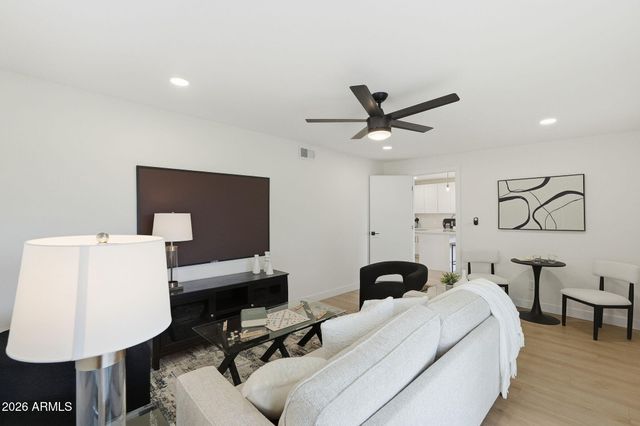 816 W JULIE Drive, Tempe, AZ 85283