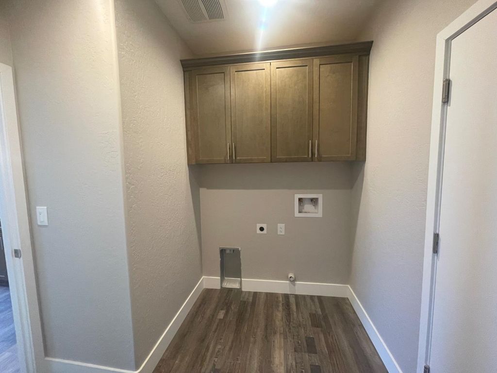 Image 9 of property listing at 16259 West David Ave, Kerman, CA 93630