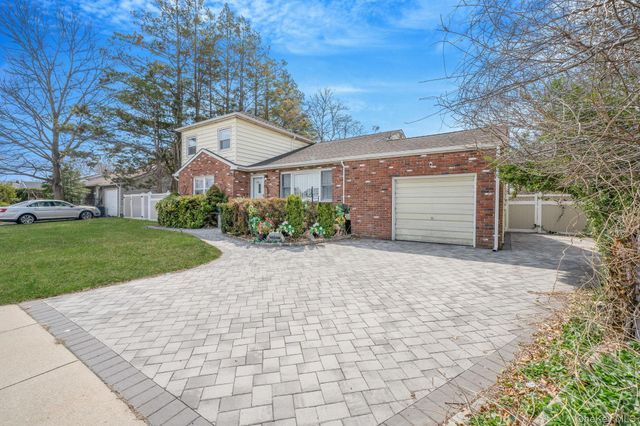 344 Woods Road, North Babylon, NY 11703