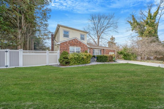 344 Woods Road, North Babylon, NY 11703