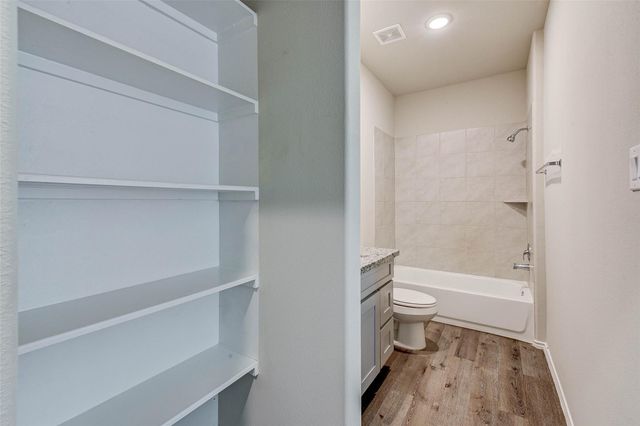 409 E Avenue G, Conroe, TX 77301