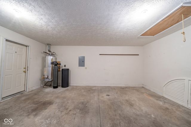3065 W Applewood Court, Muncie, IN 47304